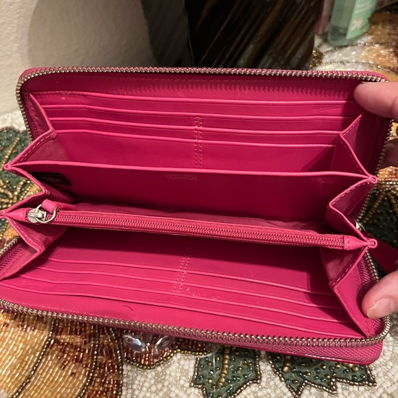 Coach Dark Pink Patent Leather Long Wallet. Puffy stitched C’s on exterior. EUC. - Picture 5 of 5